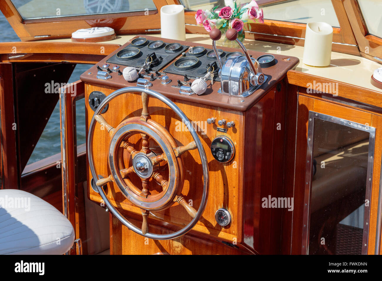 Motorboot cockpit -Fotos und -Bildmaterial in hoher Auflösung – Alamy