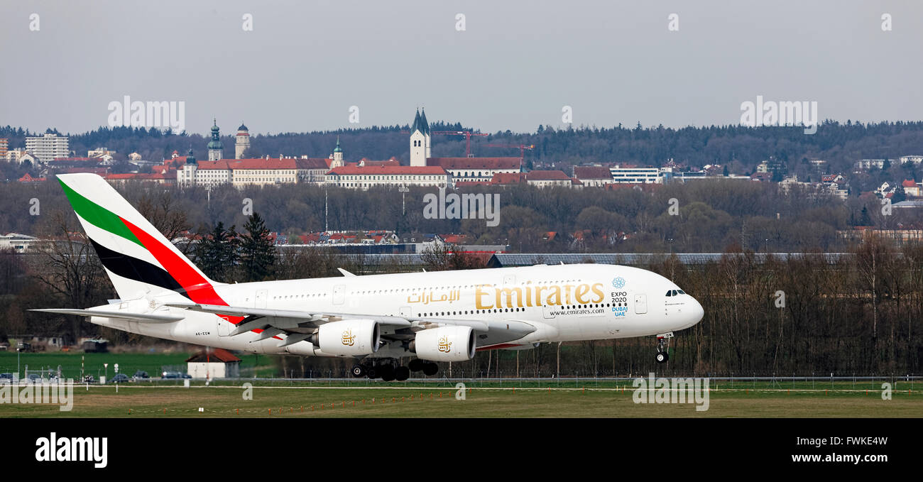 Emirates Airbus A380 800 Landung am Flughafen Franz Josef Strauß, München, Oberbayern, Deutschland, Europa. Stockfoto