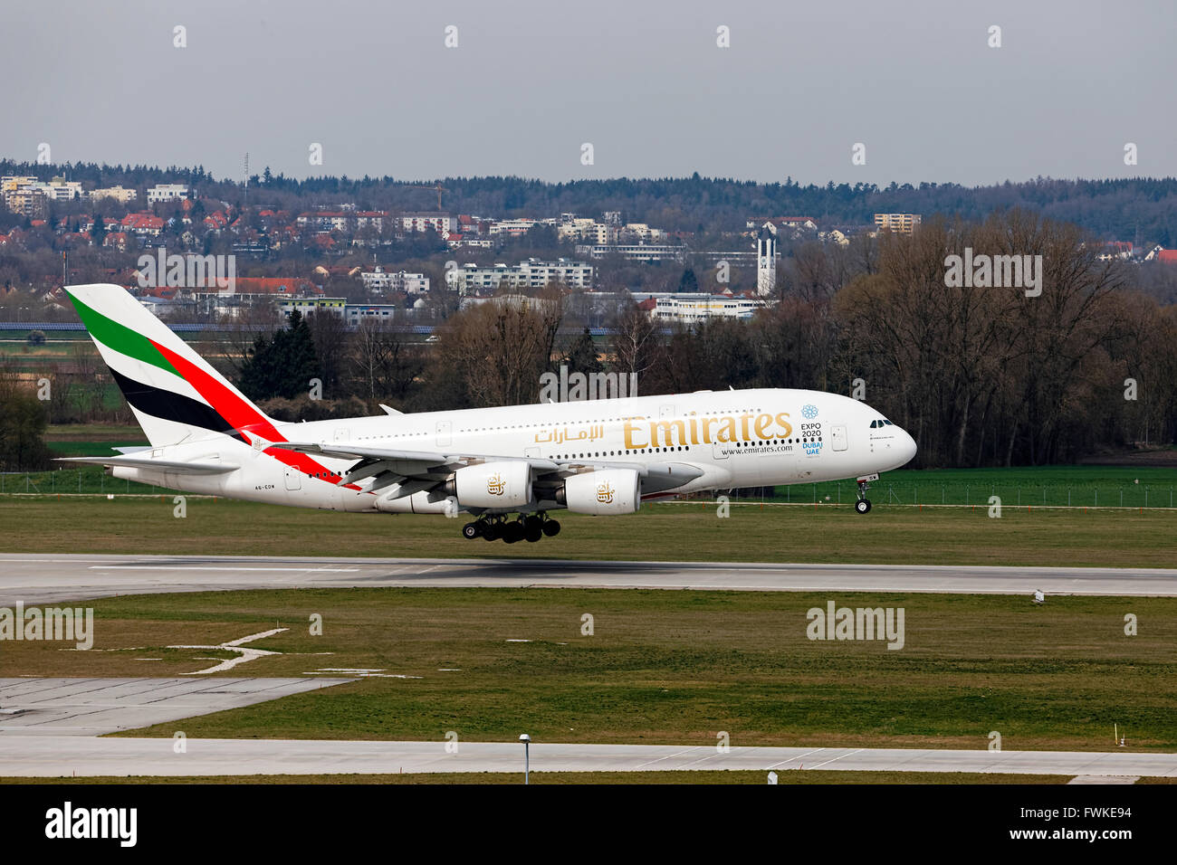 Emirates Airbus A380 800 Landung am Flughafen Franz Josef Strauß, München, Oberbayern, Deutschland, Europa. Stockfoto