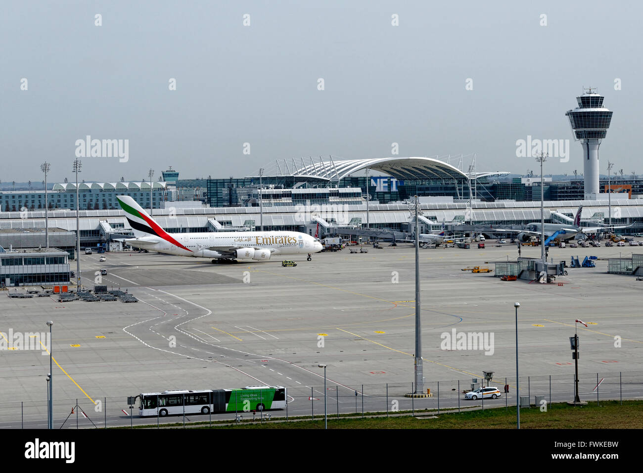 Emirates Airbus A380 800 Besteuerung, Franz-Josef-Strauss-Flughafen, München, Oberbayern, Deutschland, Europa. Stockfoto