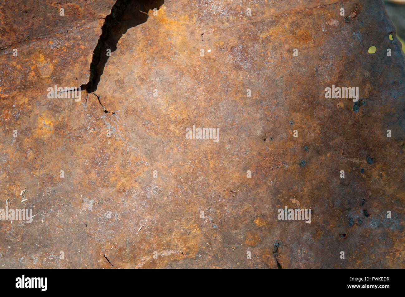 Nahaufnahme von einem rostigen Blech mit orange und braune Farben Stockfoto