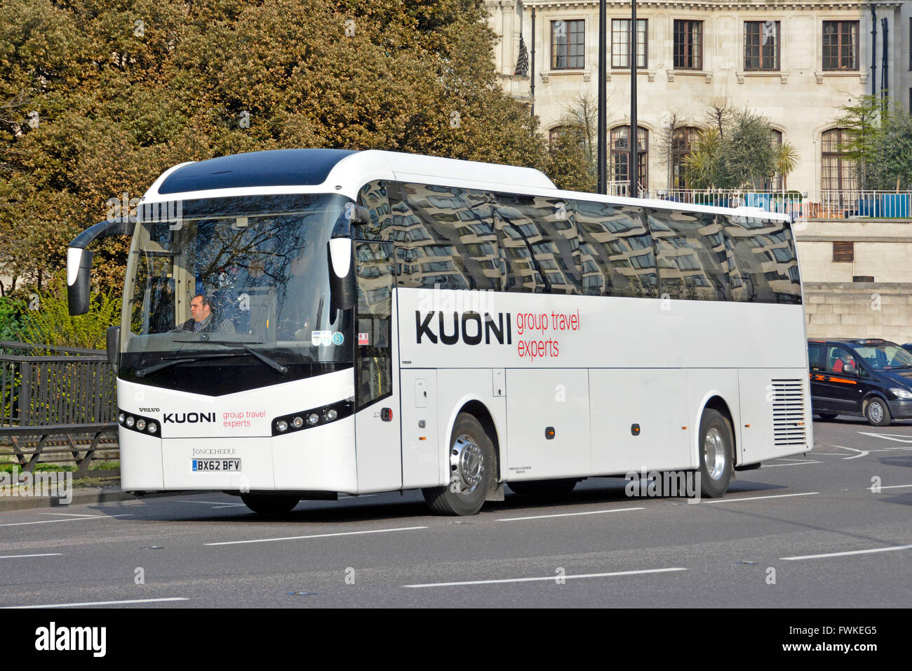 Treiber & Kuoni Gruppe Reisen Urlaub Unternehmen Volvo Reisebus fahren entlang Park Lane London England UK Stockfoto