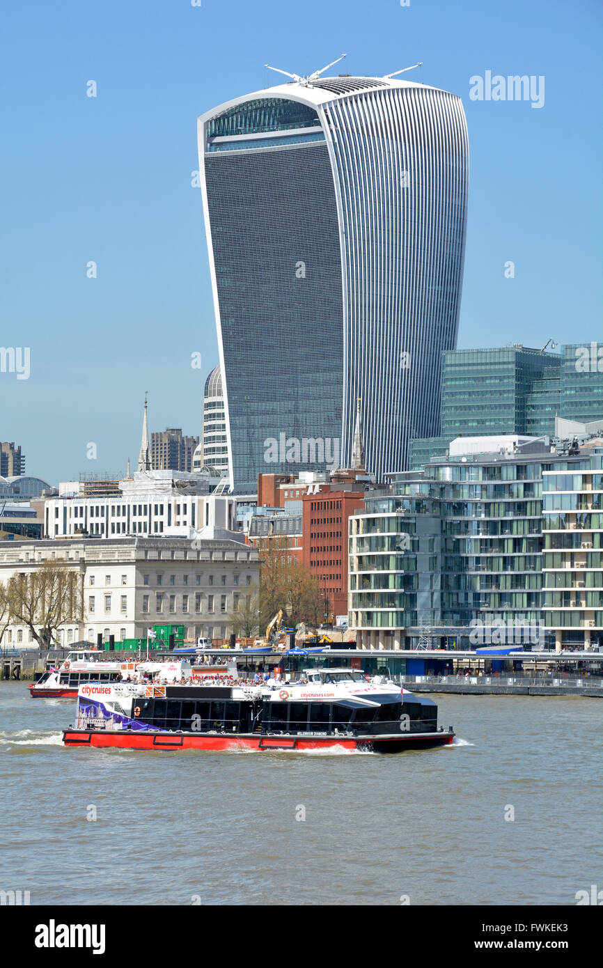 20 Fenchurch Street Wolkenkratzer auch bekannt als das Walkie Talkie Gebäude in der City of London England UK & sightseeing Tour auf der Themse Boot Stockfoto