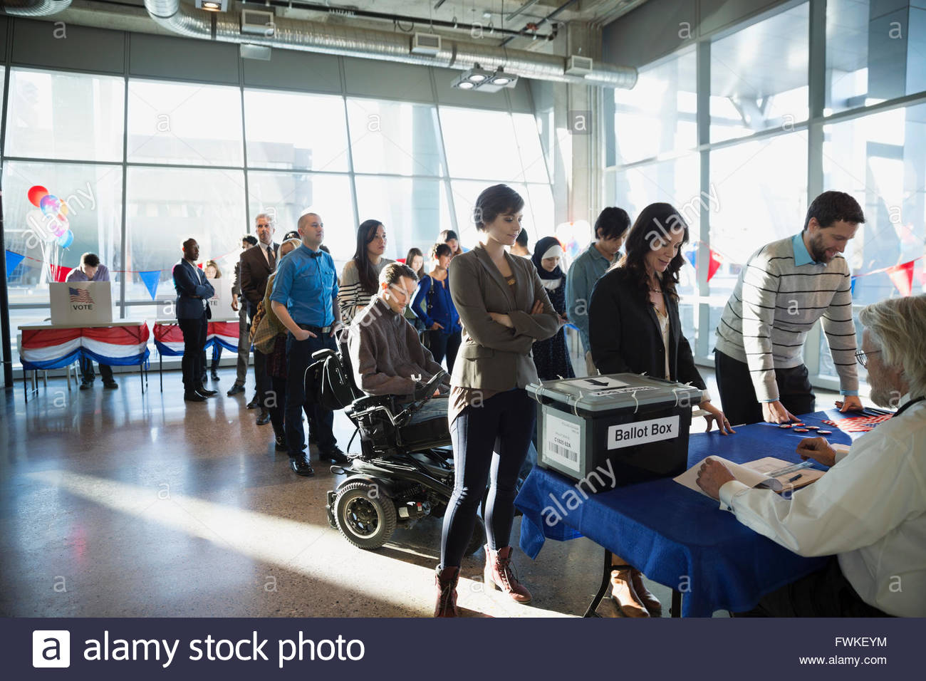 Wähler, die in der Schlange im Wahllokal Stockfoto