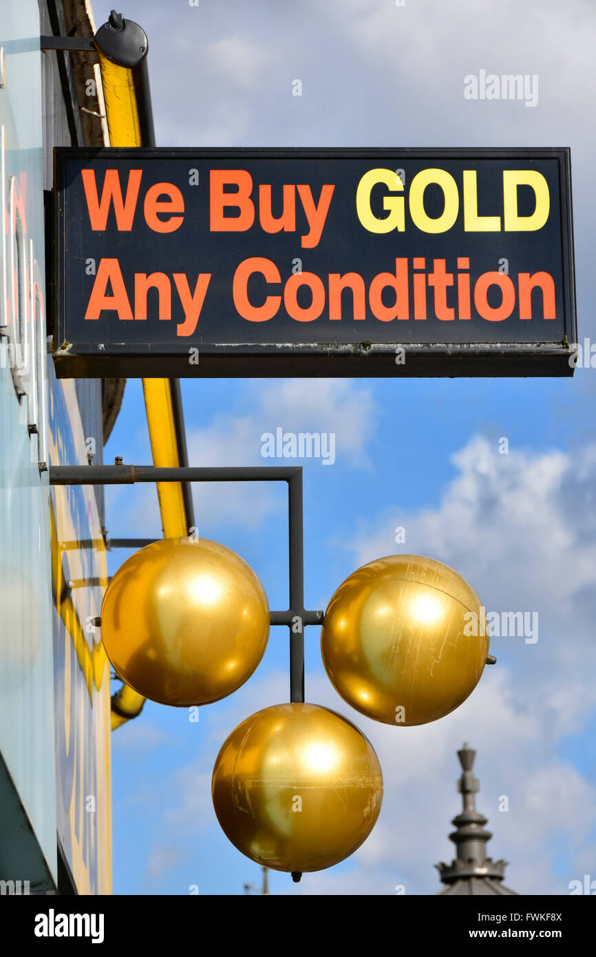 Wir kaufen Gold Schild über Pfandleiher Shop gold Kugeln Symbol in Barking High Street in London Borough of Barking and Dagenham England UK Stockfoto