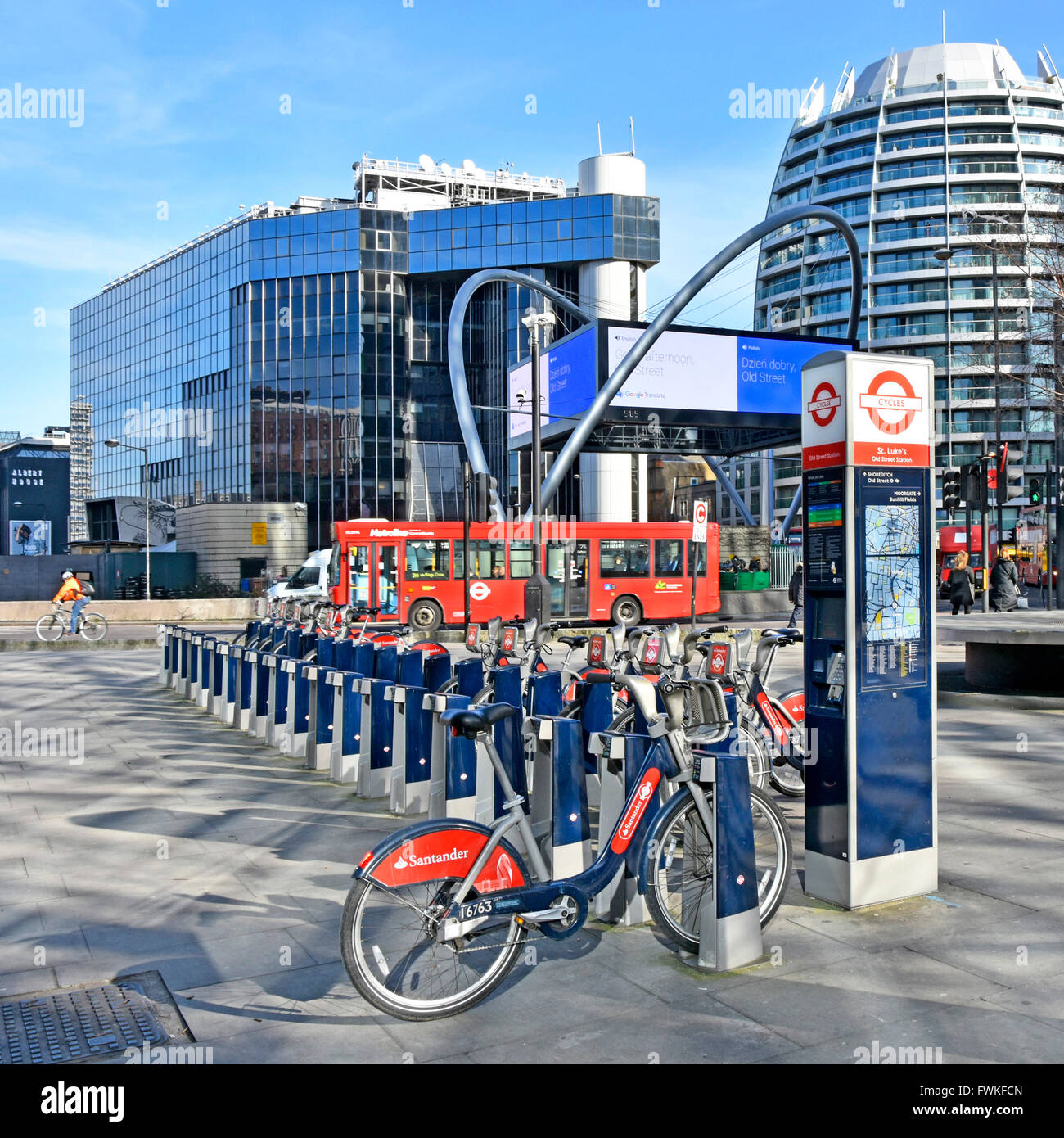 Santander-Verleih docking Station Punkt im Old Street Station auf Tech City Silicon Kreisverkehr Kreuzung der alten Straße & City Road London England UK Stockfoto