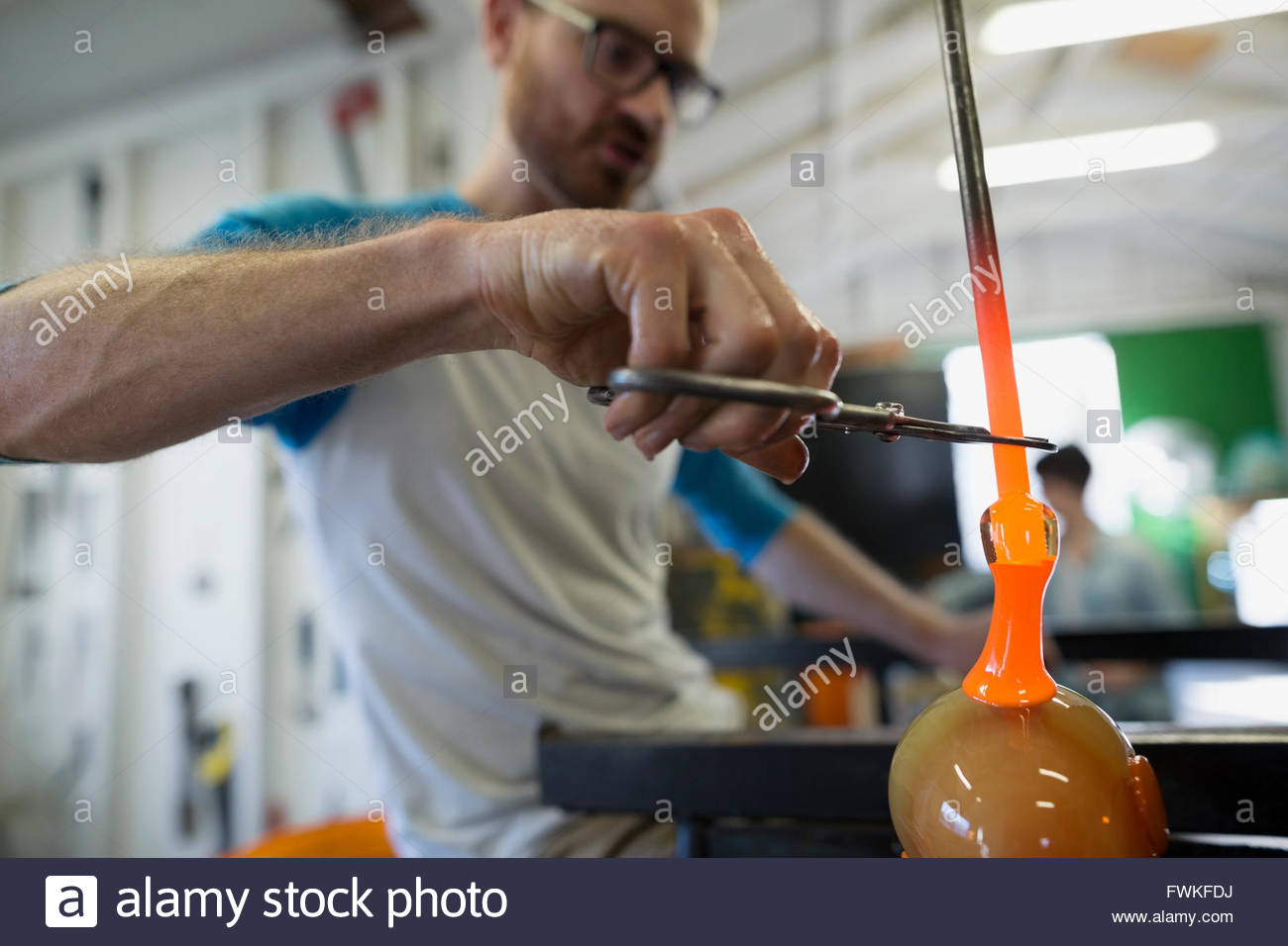 Glasbläser Clipping geschmolzenes Glas mit einer Schere in Werkstatt Stockfoto