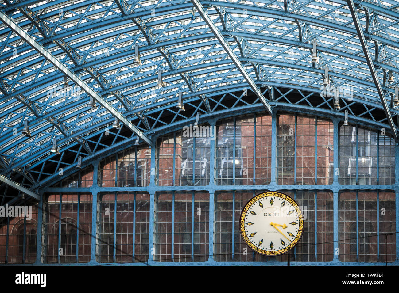 Nahaufnahme von der Bahnhofsuhr bei St. Pancras International Stockfoto