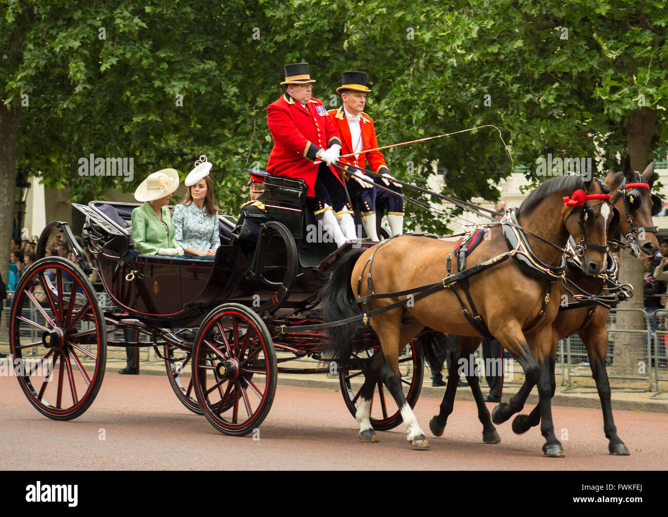 Kate, Herzogin von Cambridge, in einer offenen Kutsche Stockfoto