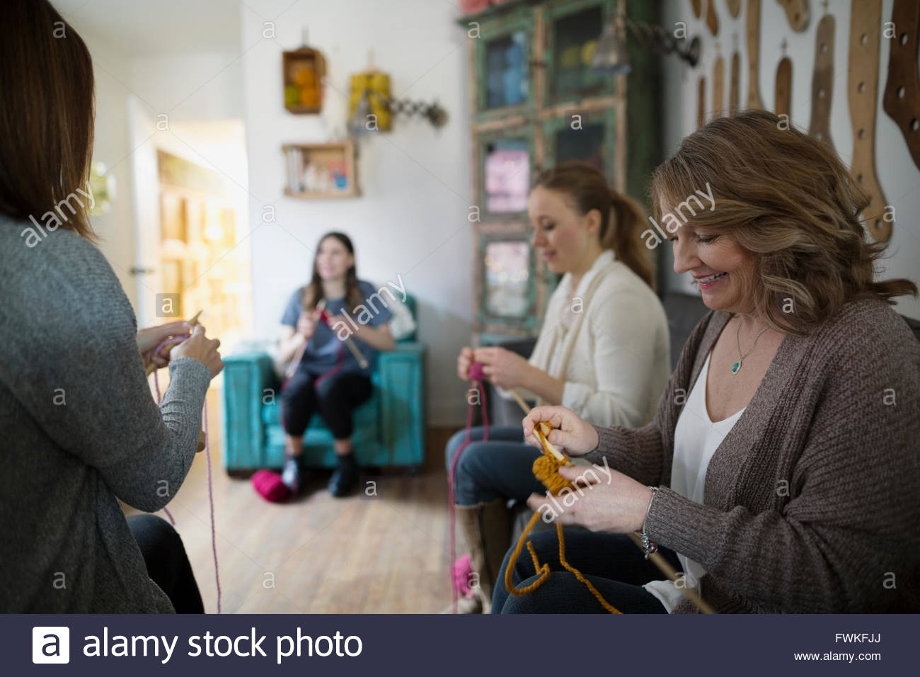 Frauen lernen stricken Garn Store Stockfoto