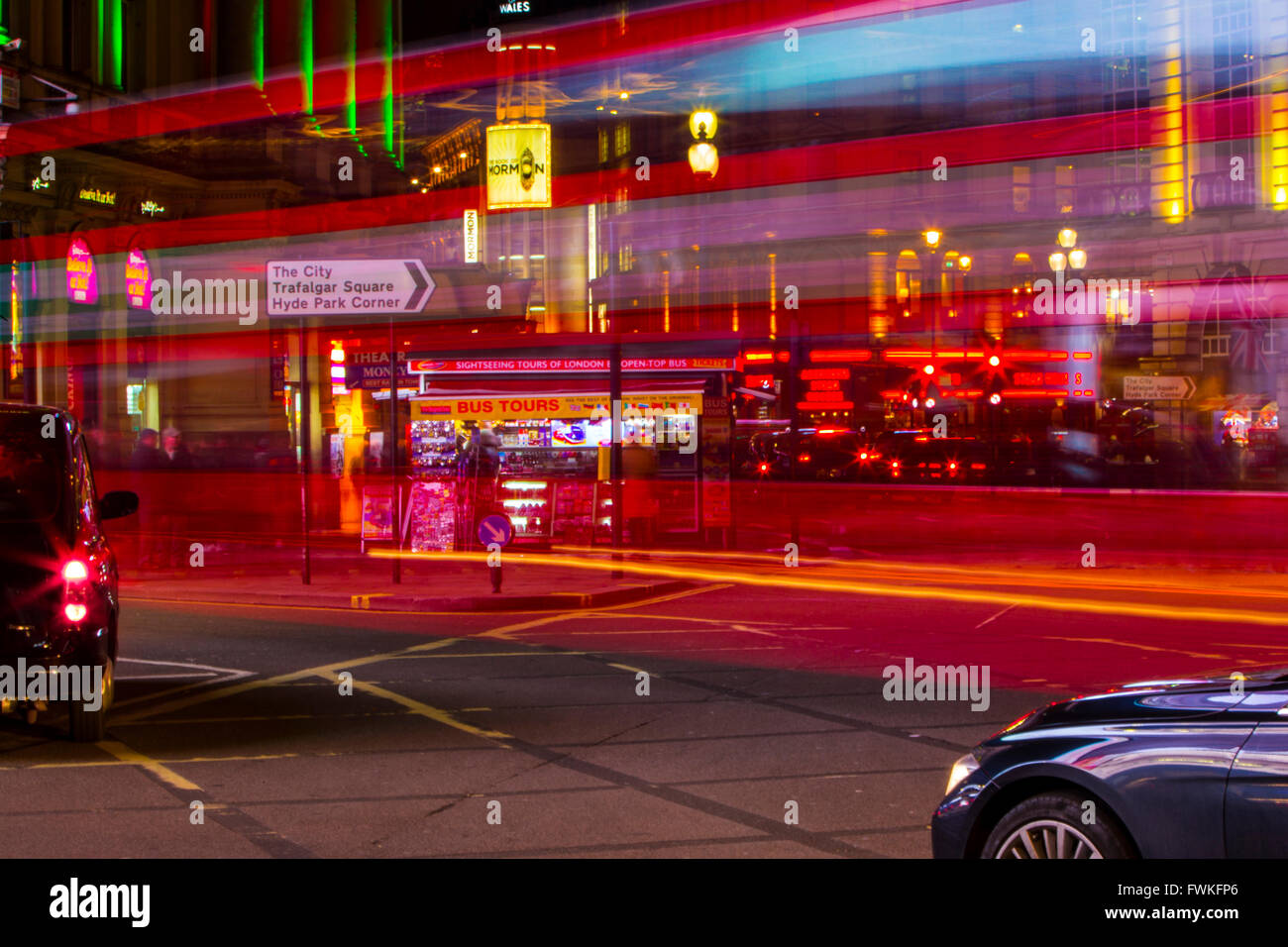 London Bus leichte Wanderwege Nacht Zeit Piccadilly Circus black Cab Taxi Langzeitbelichtung Stockfoto