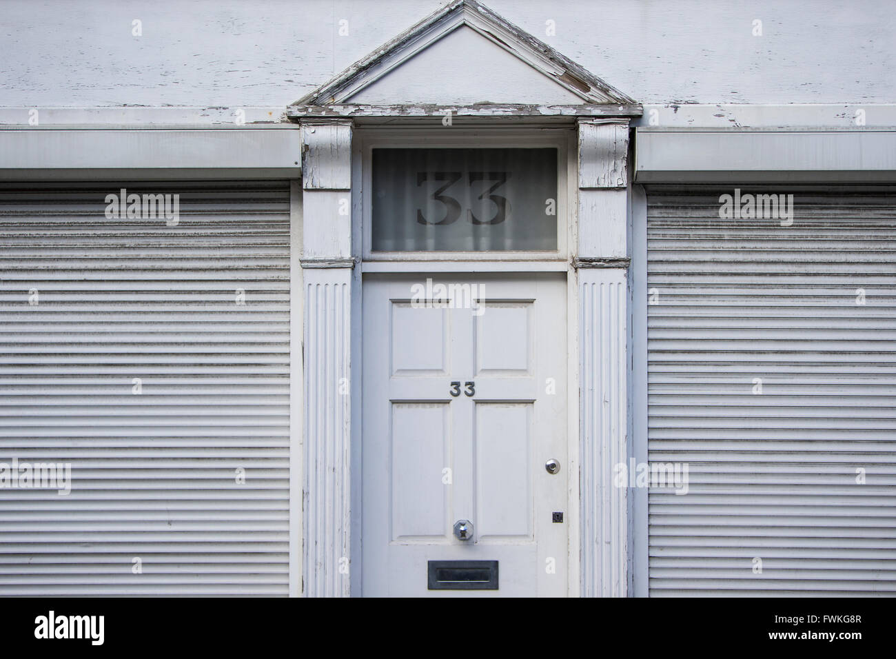 Weiße Tür symmetrisch London Muster Architektur Stockfoto