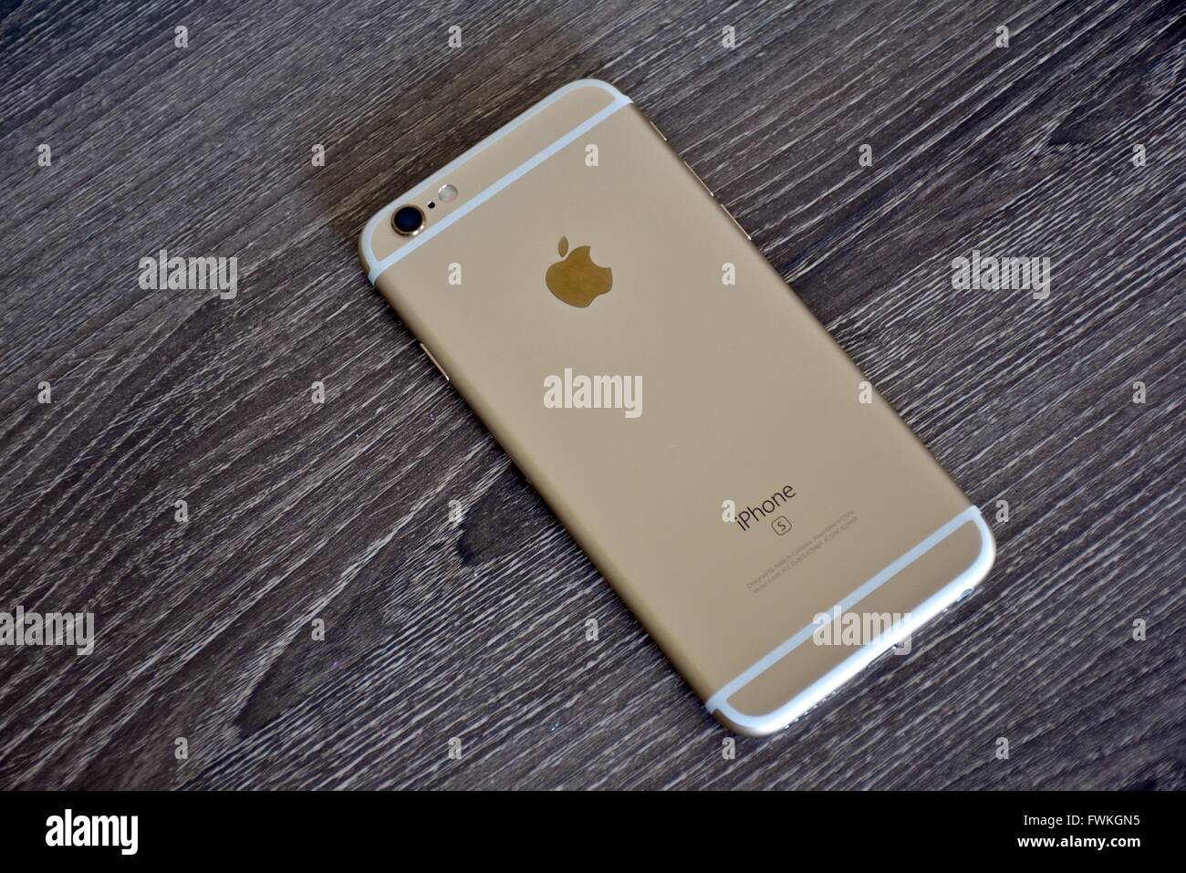 Ein Apple iPhone 6 s auf einer Holzoberfläche angezeigt. Stockfoto