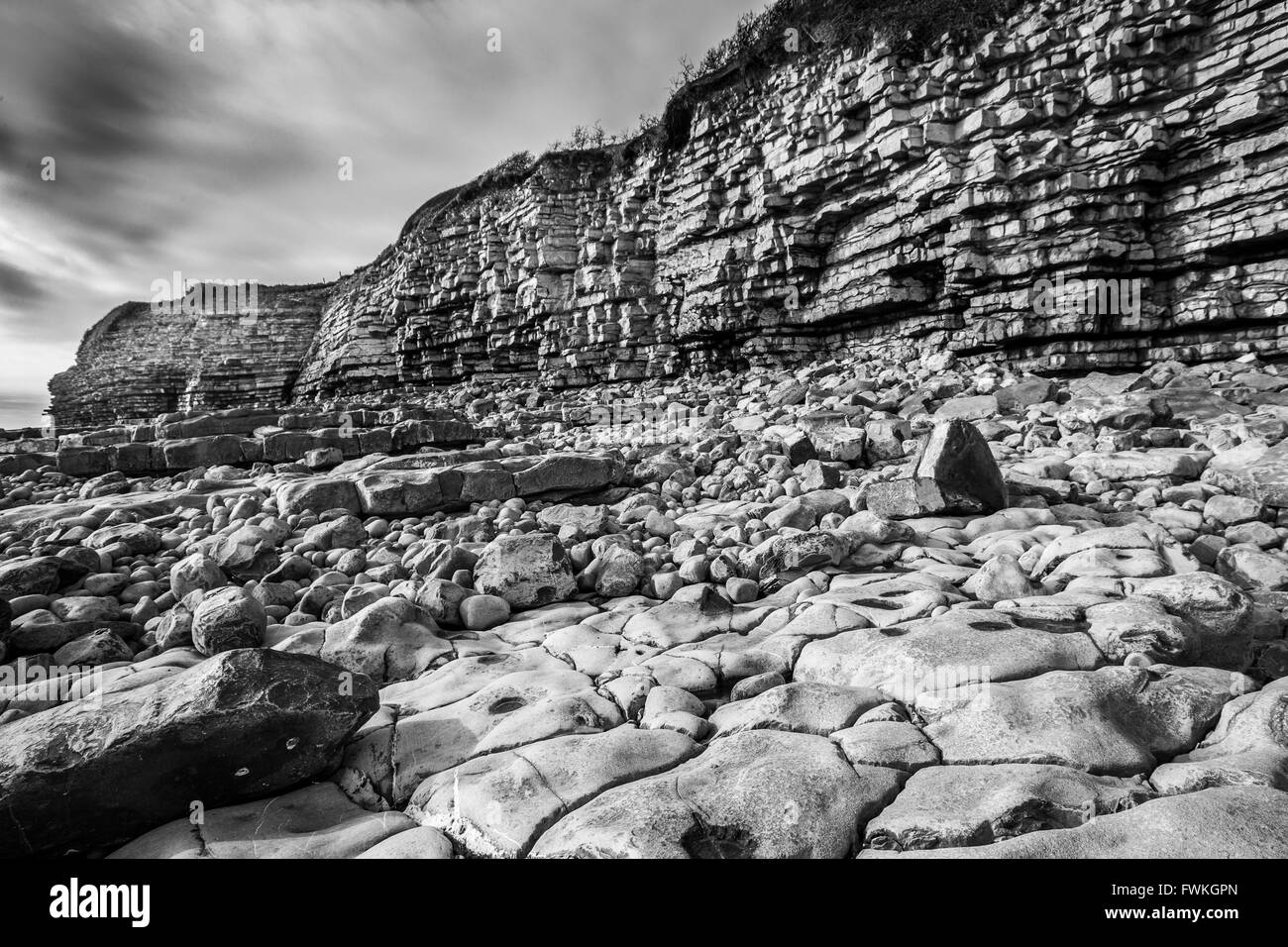 Täglicher Punkt, Felsiger Strand Süd Wales monochrom schwarz / weiß Stockfoto