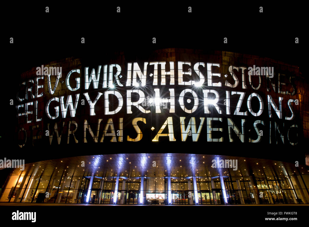 Cardiff Caerdydd Millennium Center Center Cardiff Bay Mermaid Quay Nacht regen Stockfoto