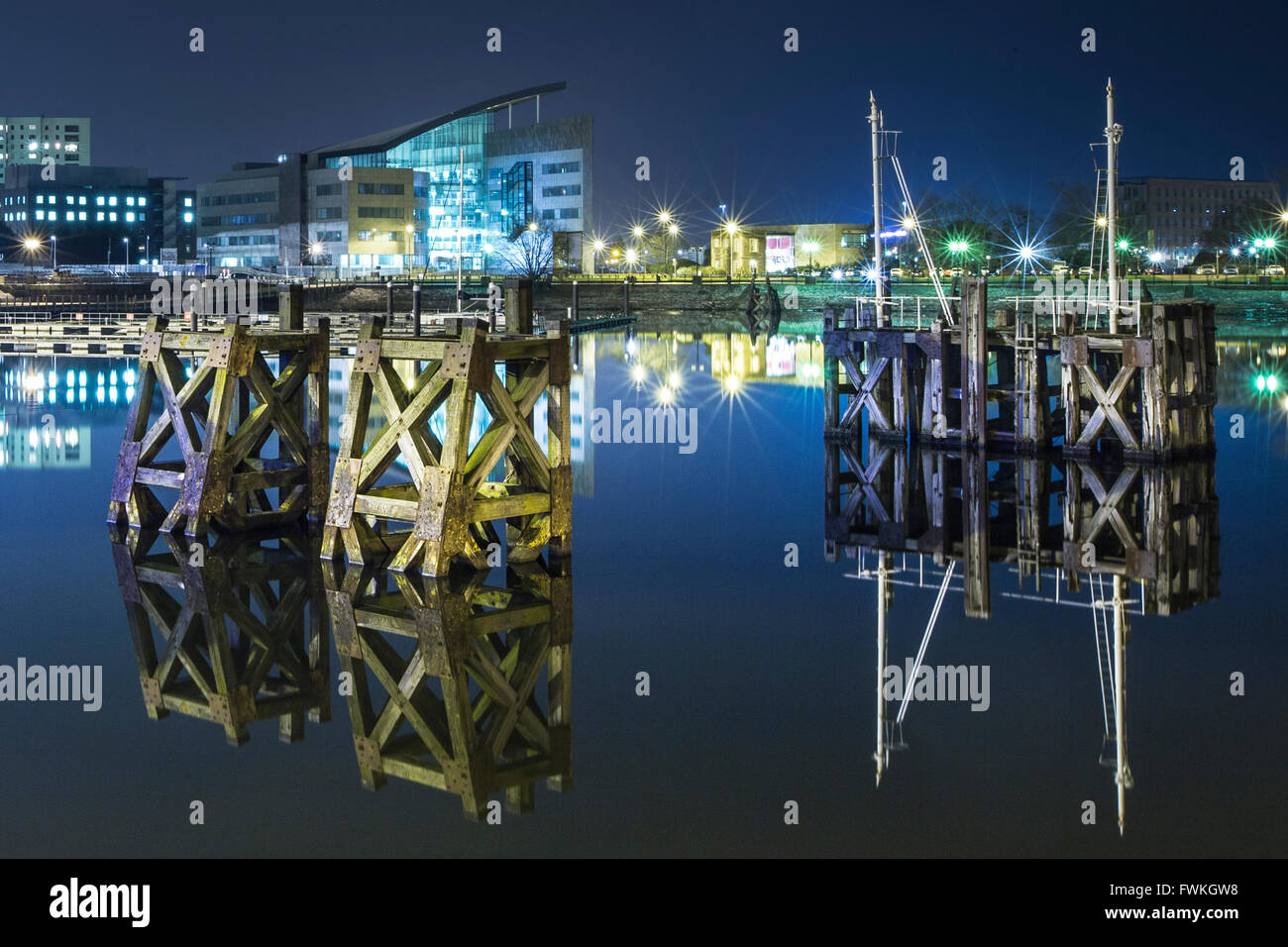 Cardiff Bay Twilight Nachtansicht alten Dock Festmacher Cardiff South Wales UK Mermaid Quay Langzeitbelichtung Stockfoto