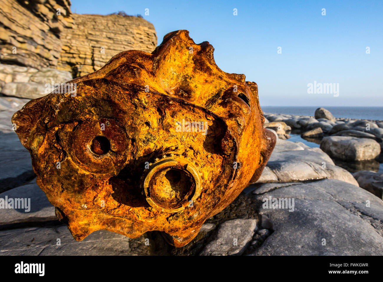 Rusty Automotor auf felsigen Strand täglicher Zeitpunkt Wales UK Stockfoto