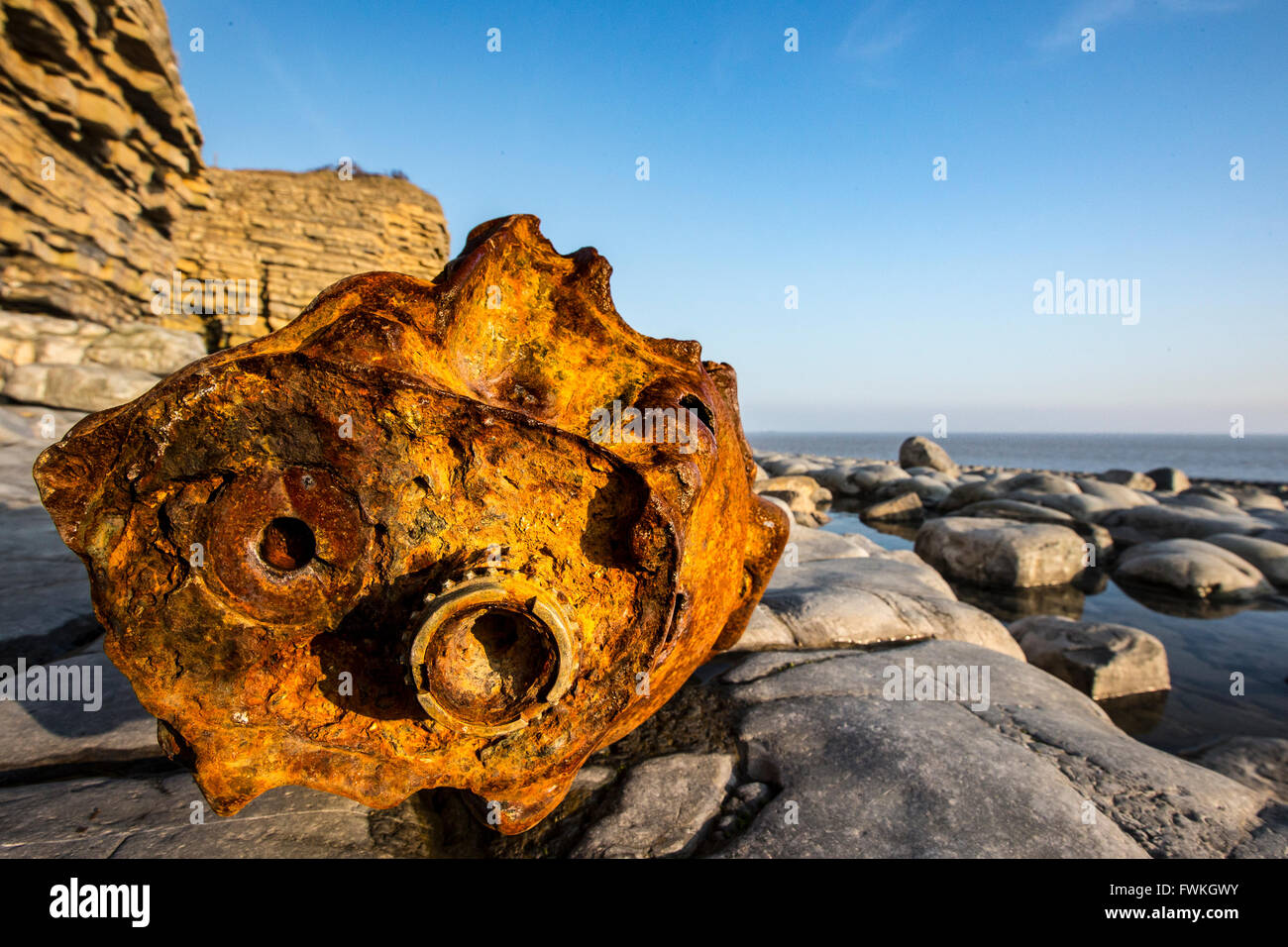 Rusty Automotor auf felsigen Strand täglicher Zeitpunkt Wales UK Stockfoto