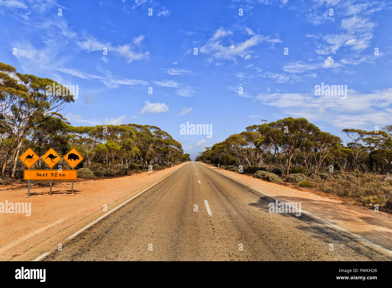 Warnung Roadsign mit Informationen Babout wildlebende Tiere nicht eingezäunt Weg - Eyre Highway in Südaustralien an einem sonnigen Tag Stockfoto