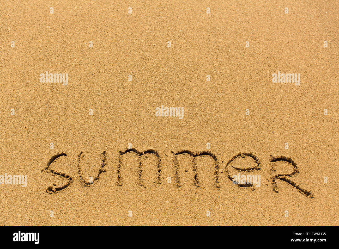 Sommer - auf dem Sand von einem Meeresstrand gezogen. Stockfoto