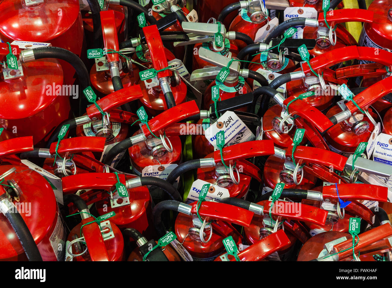 Verschiedene Größen von Feuerlöscher warten auf Bereitstellung Stockfoto