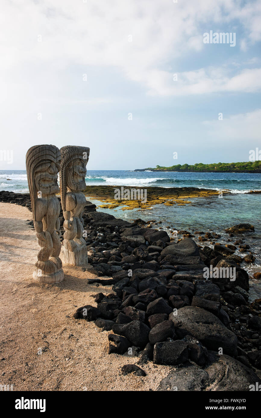 Heftige Federgottes Statuen Wache Honaunau Bucht in The Place of Refuge auf der Big Island von Hawaii. Stockfoto