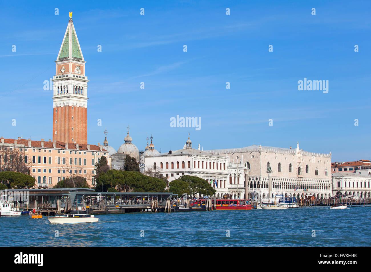 Blick auf den Dogenpalast, den Palazzo della Zecca und den Markusturm vom Canal Grande aus, Venedig, Venetien, Italien. Stockfoto