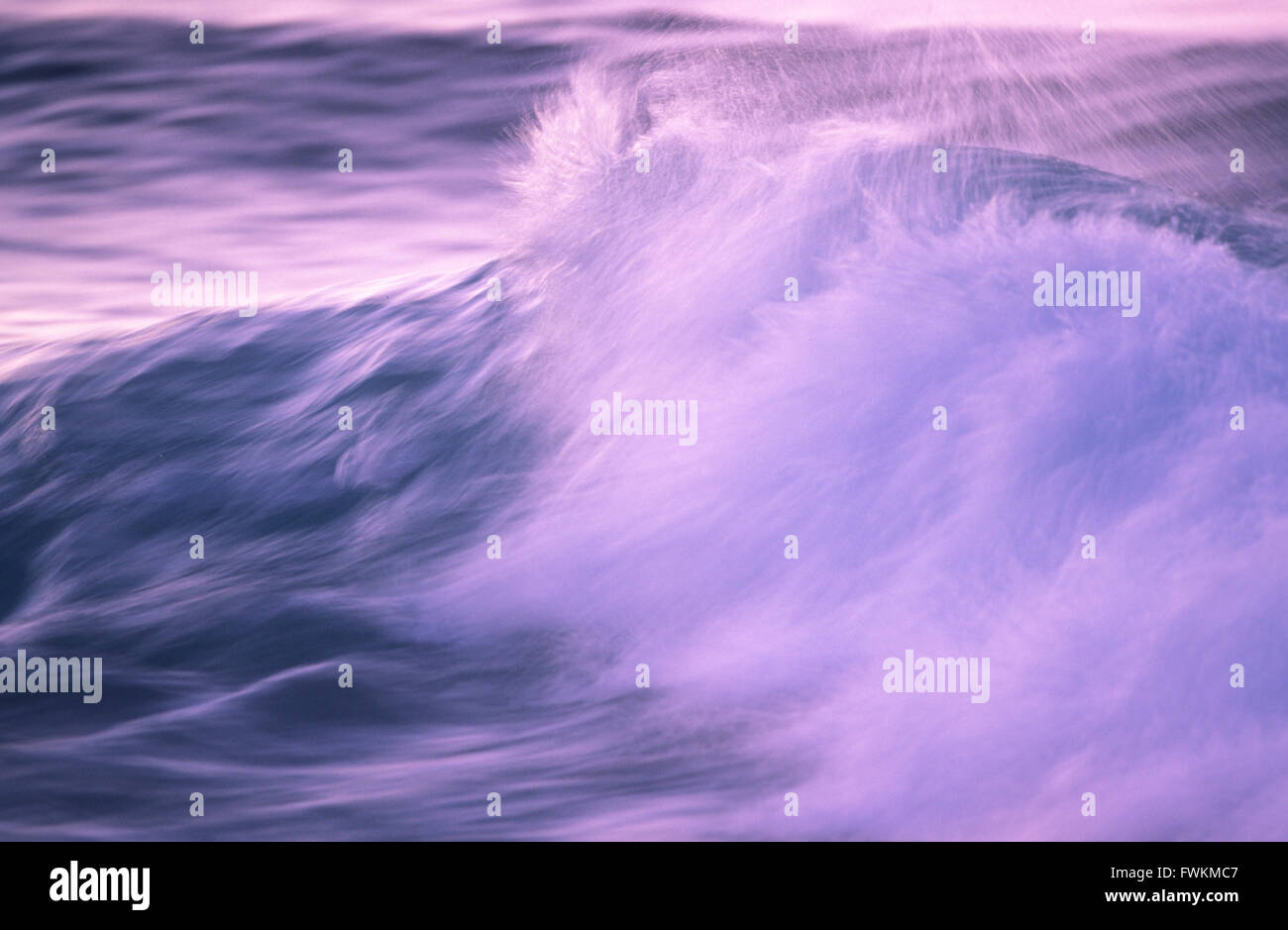 brechende Welle mit Bewegungsunschärfe Stockfoto
