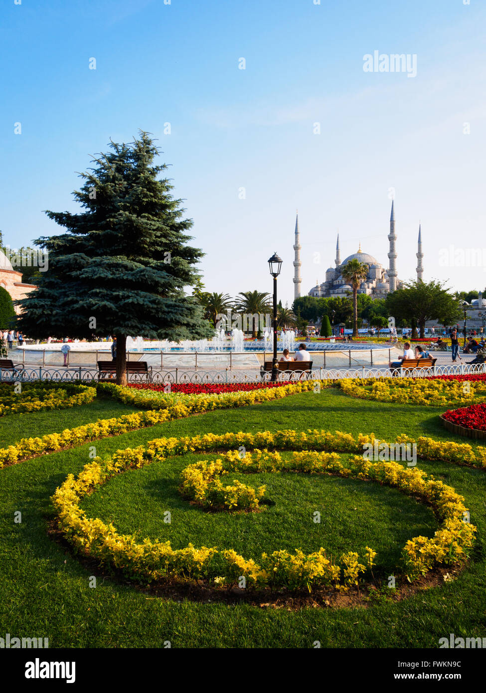 Blick über gelbe und rote Blumen-Garten im Sultanahment Park, die berühmte blaue Moschee (Sultan Ahmed Mosque) in Istanbul, Türkei Stockfoto