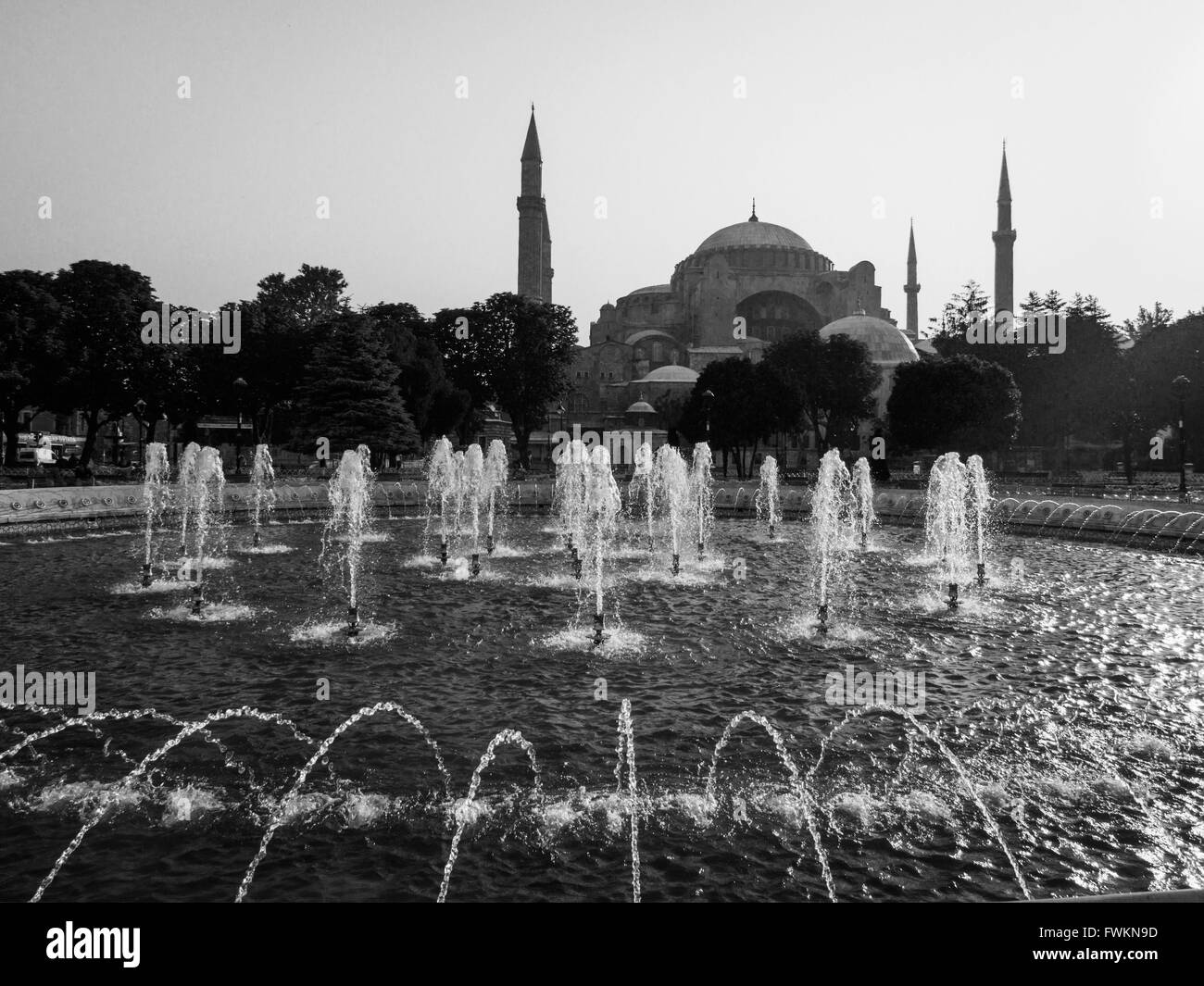 Schwarz / weiß Bild der Blick über Brunnen im Sultanahmet-Park zum Wahrzeichen Hagia Sofia in Istanbul, Türkei Stockfoto