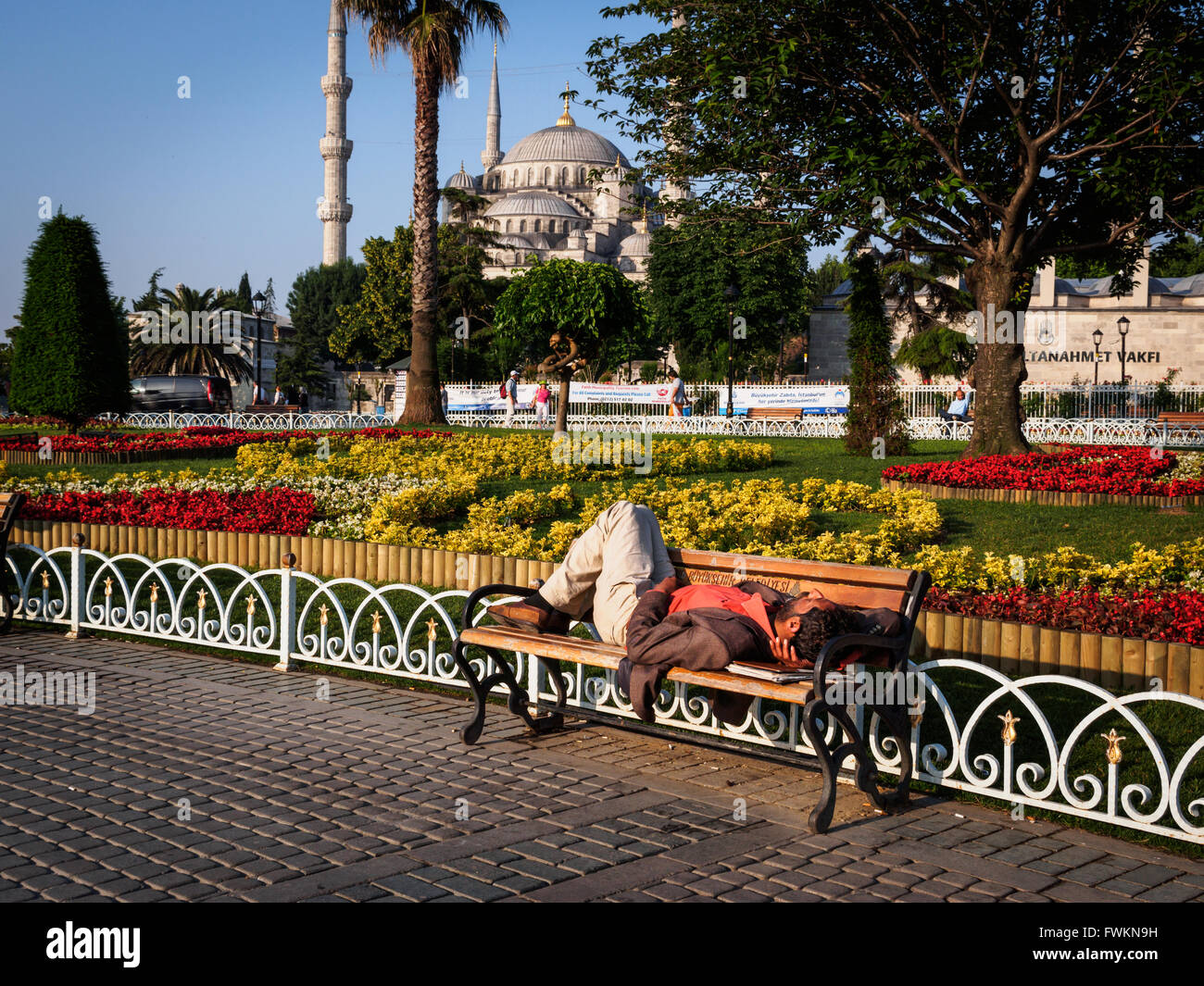 Obdachloser schlafen morgen auf Bank im Park vor der blauen Moschee (Sultan Ahmed Mosque) in Istanbul, Türkei Stockfoto