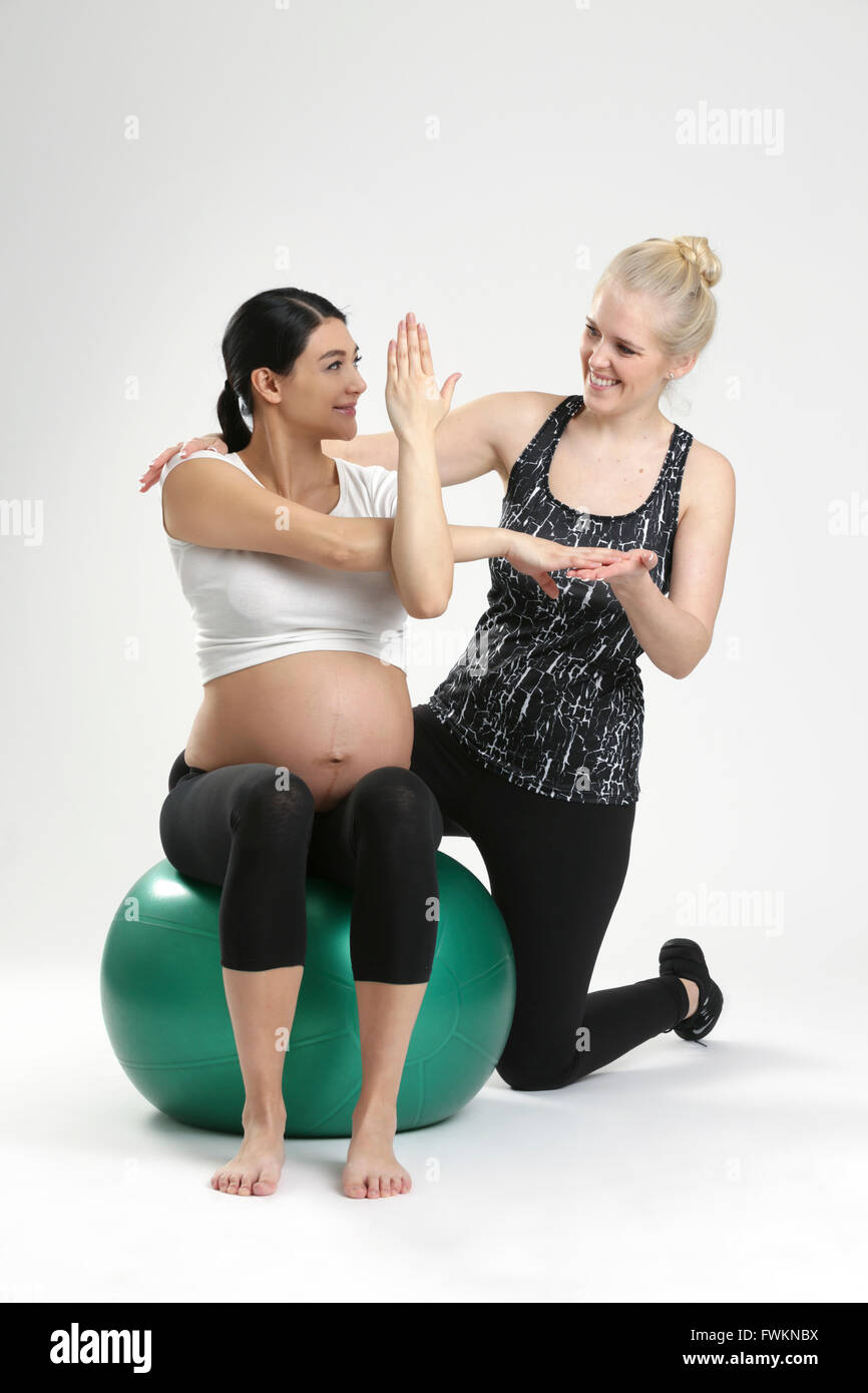Schwangere Frau Fitness Sport mit einem personal trainer Stockfoto
