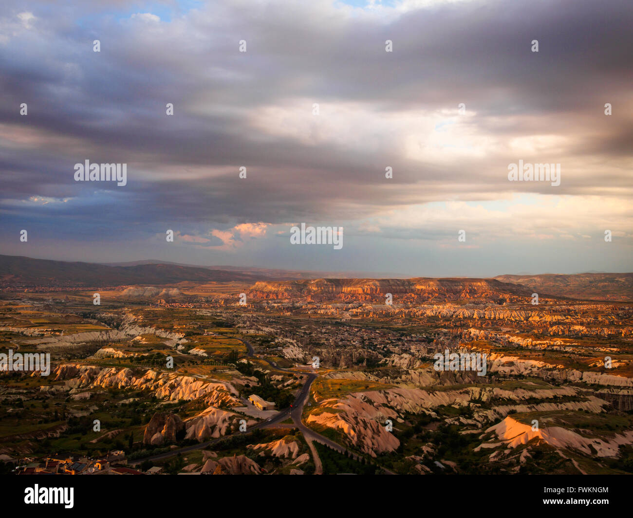 Panoramablick über die herrliche Landschaft von Kappadokien aus der hohen Felsvorsprung bekannt als Burgbereich Castle, Türkei Stockfoto