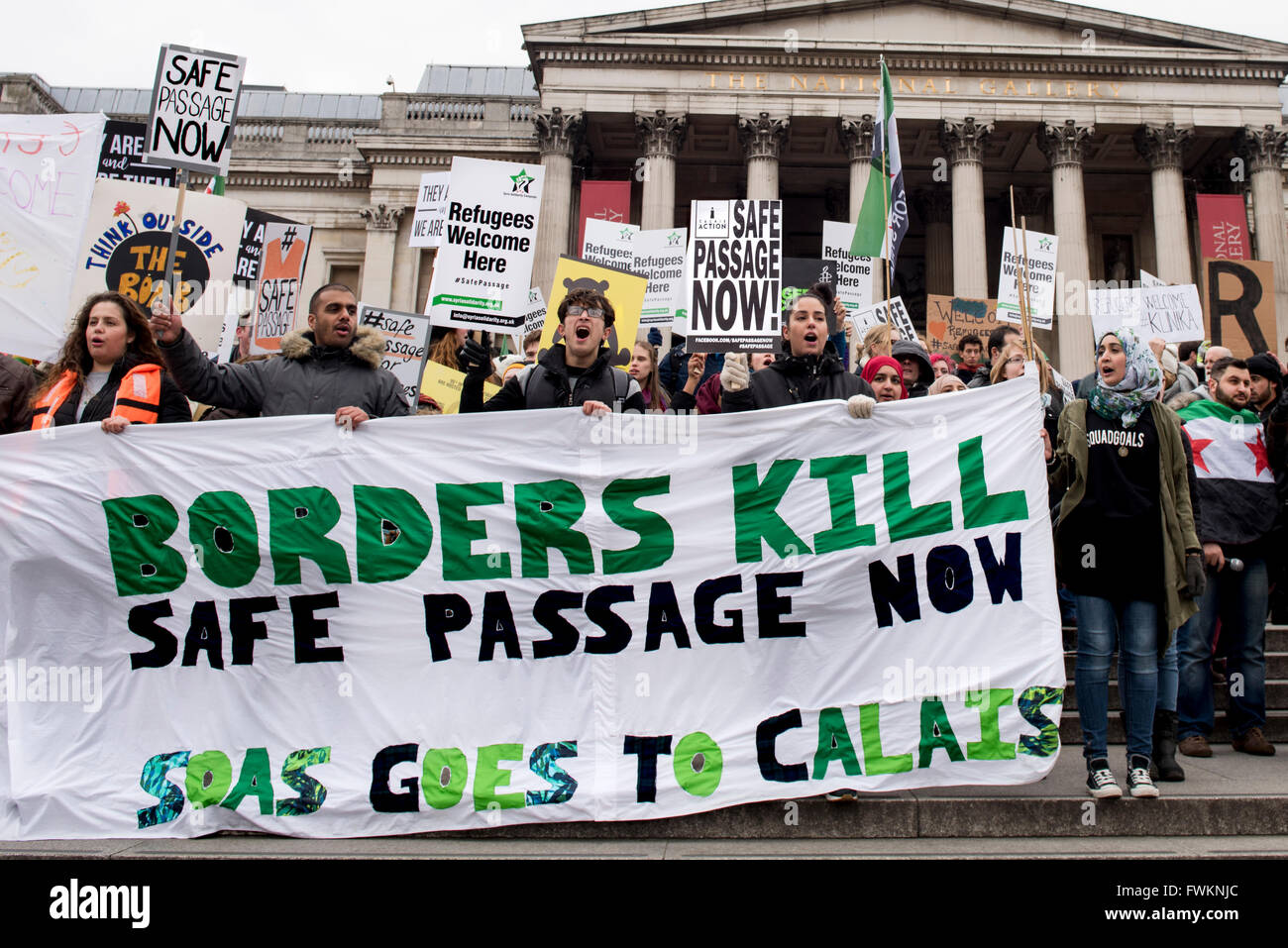 Demonstranten halten Banner Lesung "Grenzen zu töten, sichere Passage jetzt. SOAS geht nach Calais auf dem Trafalgar Square. Stockfoto