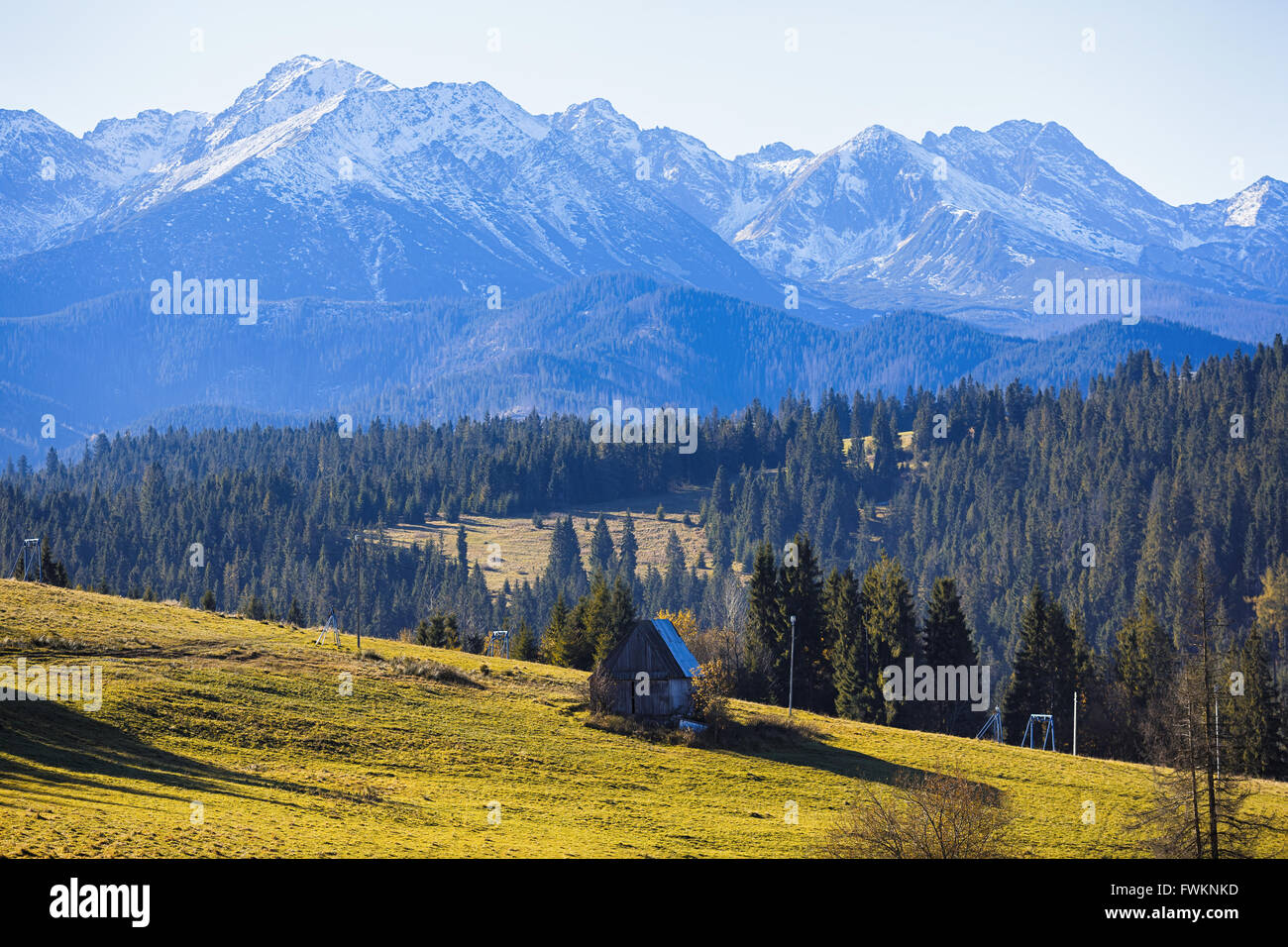 Ein Blick auf die hohe Tatra und ein Haus im Vordergrund, Polen Stockfoto