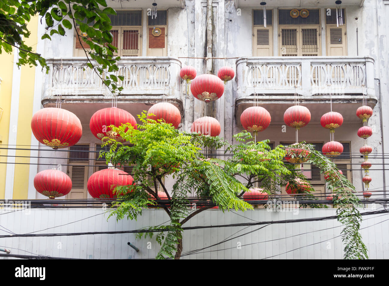 Chinesische Laternen hängen von einem alten Gebäude in Chinatown, Bangkok Stockfoto