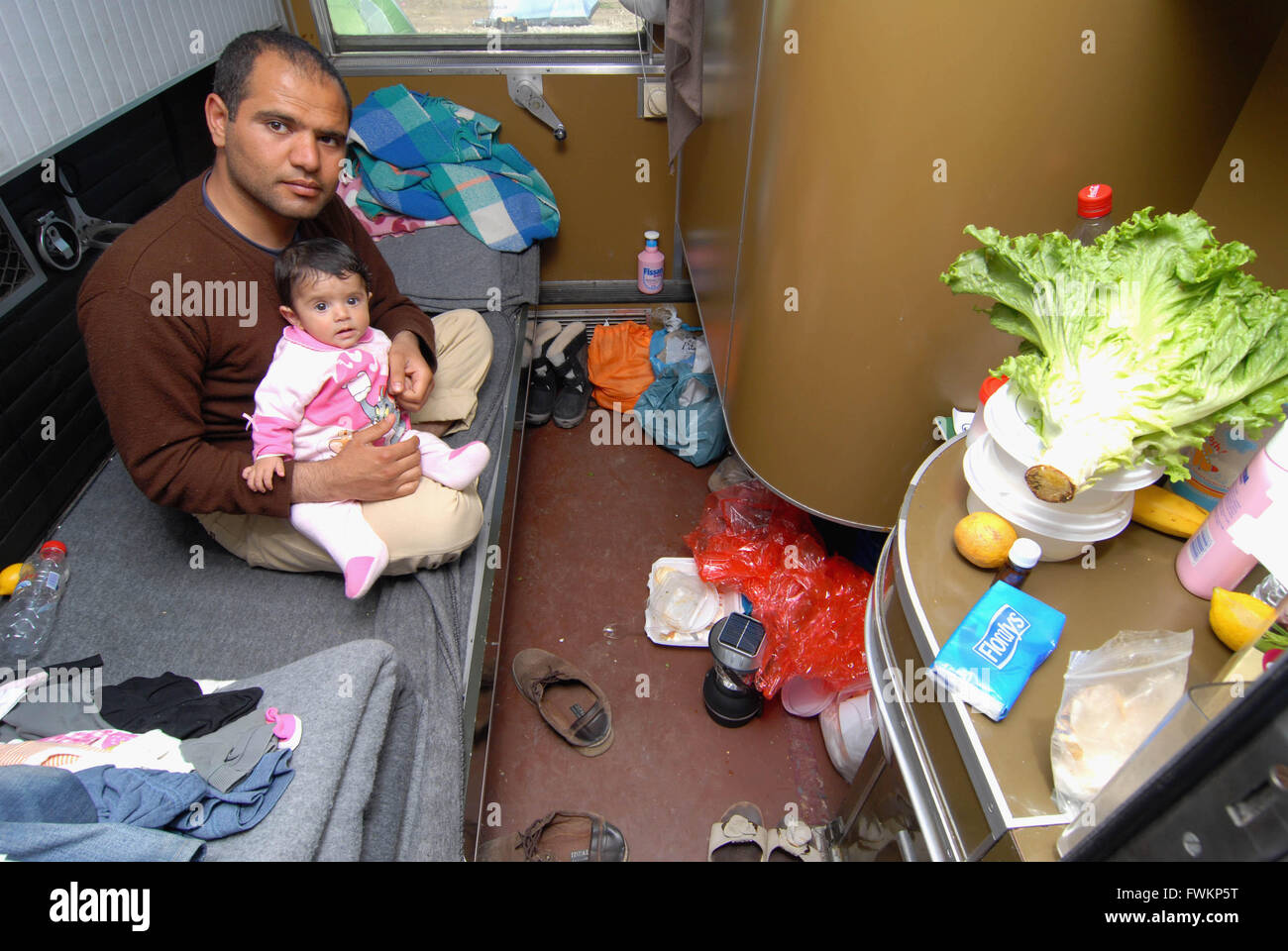 Europa, Griechenland/Mazedonien, Grenze Idomeni/Gevgelija, April 04,2016: Familie von Flüchtlingen in verlassenen Bahnhof Stockfoto