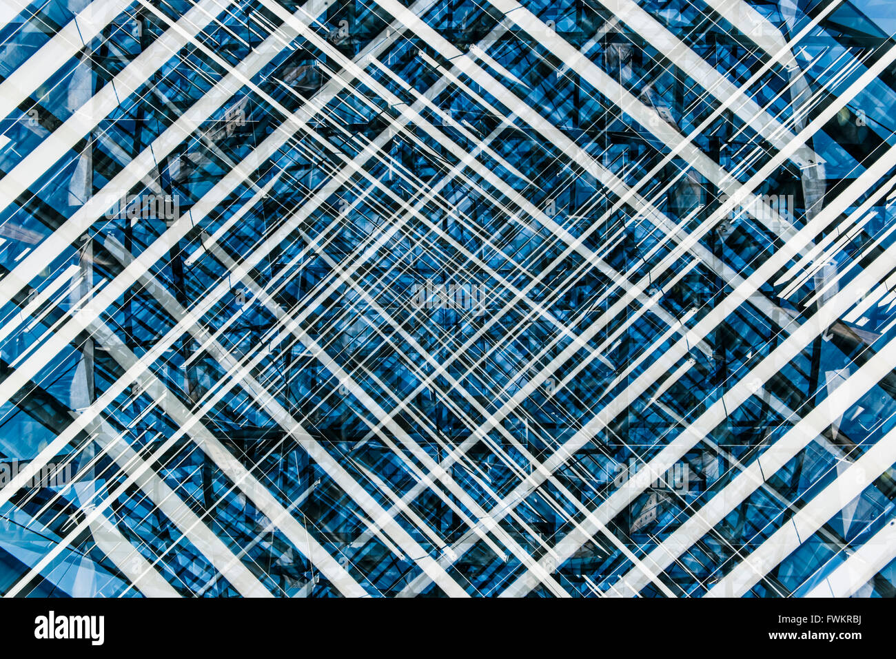 Blau, Schwarz und Weiß abstraktes Muster erstellt mit mehreren Aufnahmen eines architektonischen Details. Stockfoto