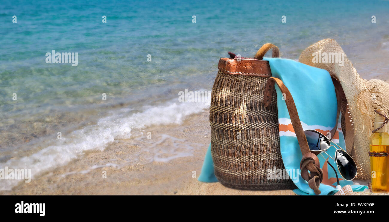 Accessoires für den Strand am blauen Meer Hintergrund Stockfoto