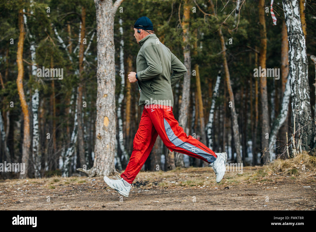 Tscheljabinsk, Russland - 3. April 2016: im mittleren Alter männlicher Läufer in Wäldern während der Frühlings-Halbmarathon Stockfoto
