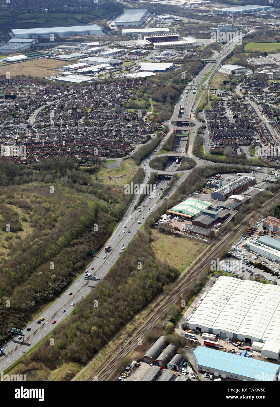 Luftaufnahme der A50 Bundesstraße als es durchläuft Stoke-on-Trent, Staffordshire, UK Stockfoto