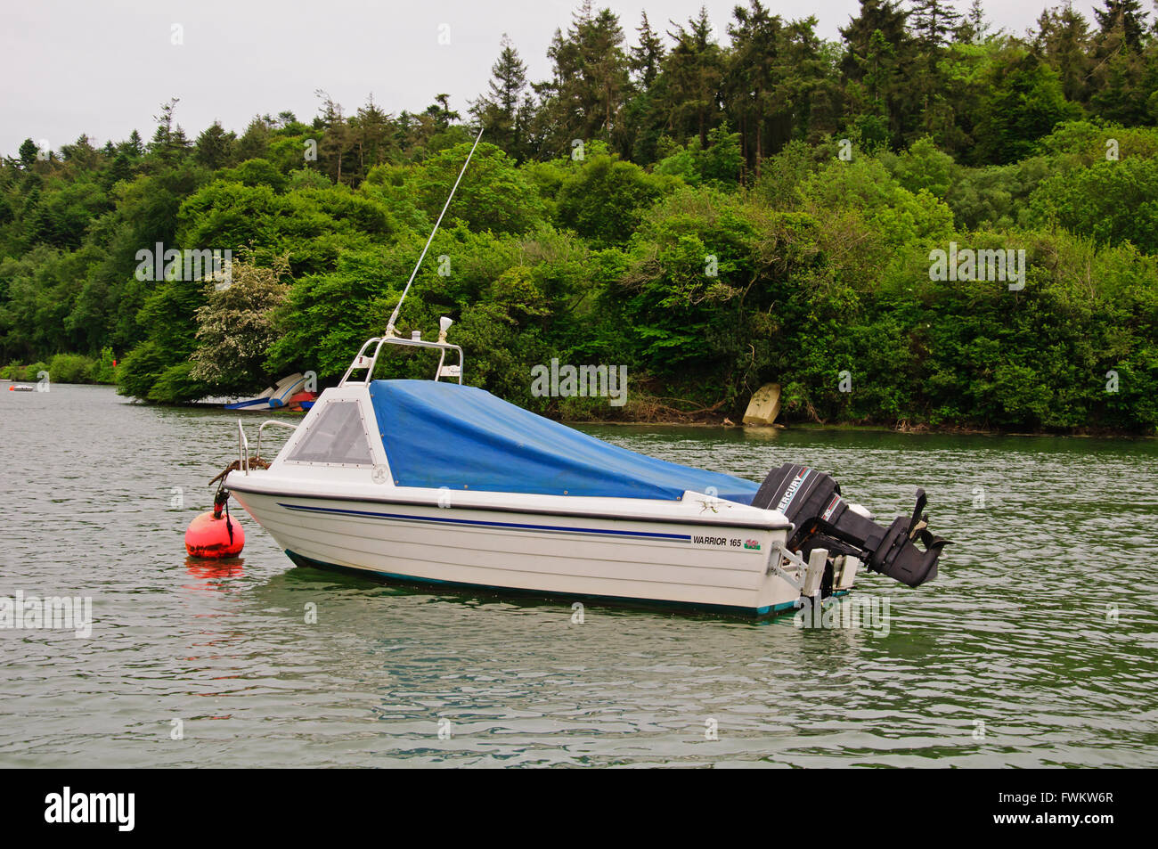 Warrior 165 Motorboot vor Anker in Crosshaven, West Cork, Irland. Stockfoto