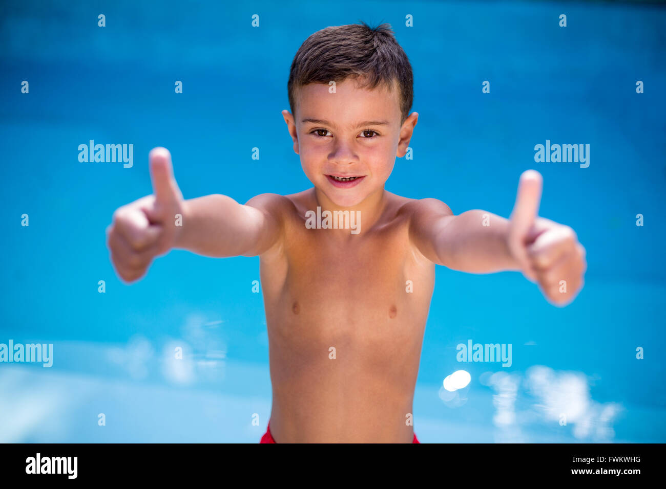 Nackter Oberk Rper Junge Gestikulieren Am Pool Stockfoto Bild