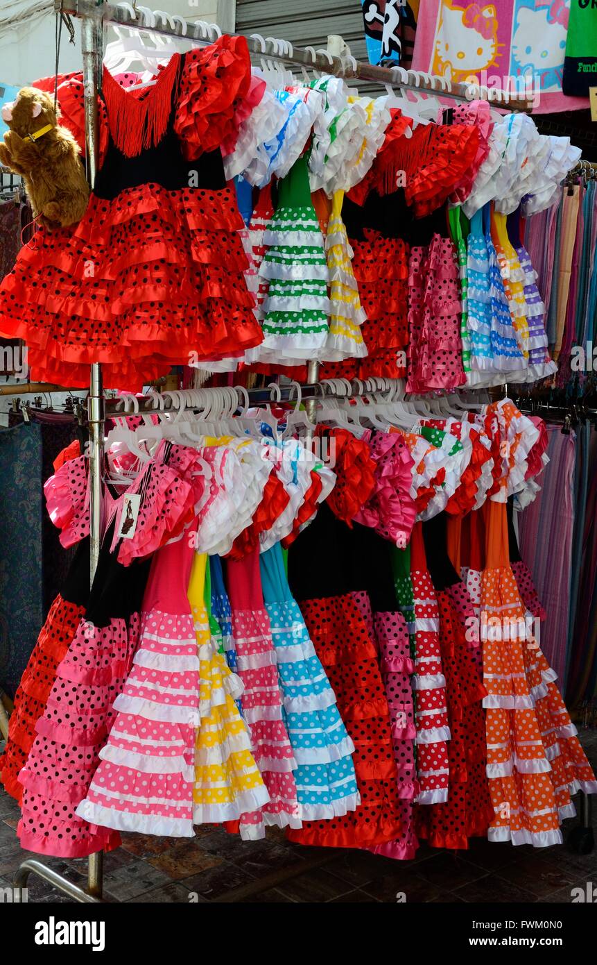 traditionellen Stil Mädchen Kleider zum Verkauf Malaga Spanien Stockfoto