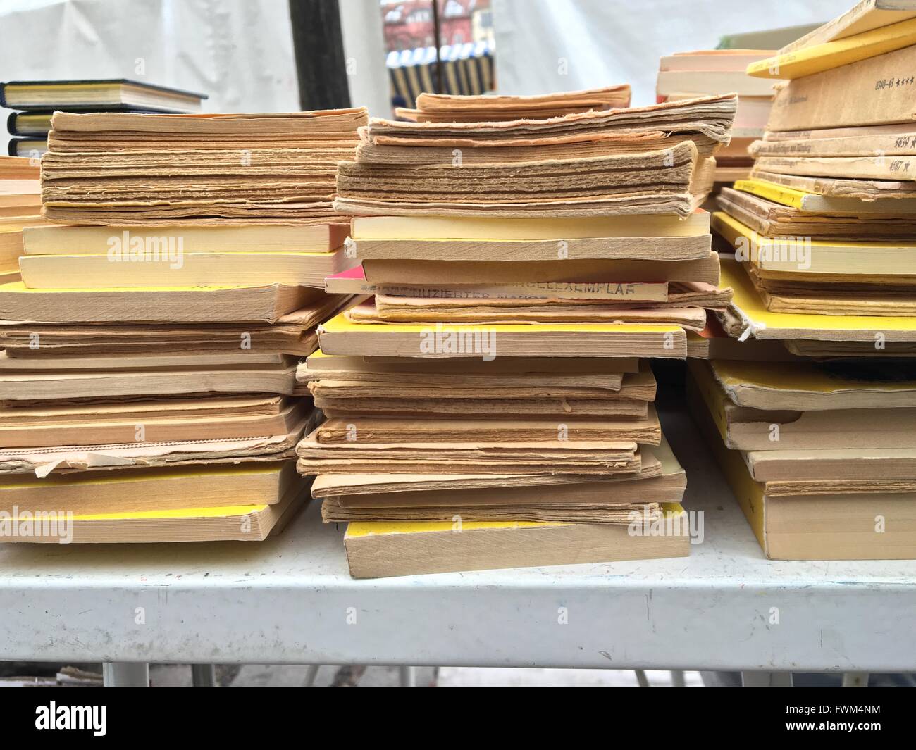 Stapel Bücher auf Tisch Stockfoto