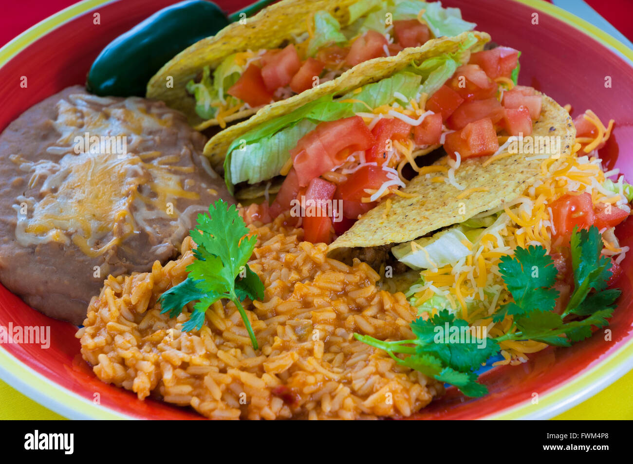 Eine Platte mit mexikanisches Essen mit Bohnen, Reis und tacos Stockfoto