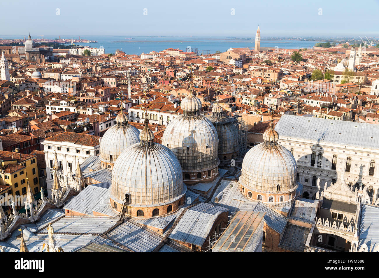 Venedig Luftbild mit Blick auf die Basilica di San Marco Dach. Die patriarchalische Kathedrale Funchal Stockfoto