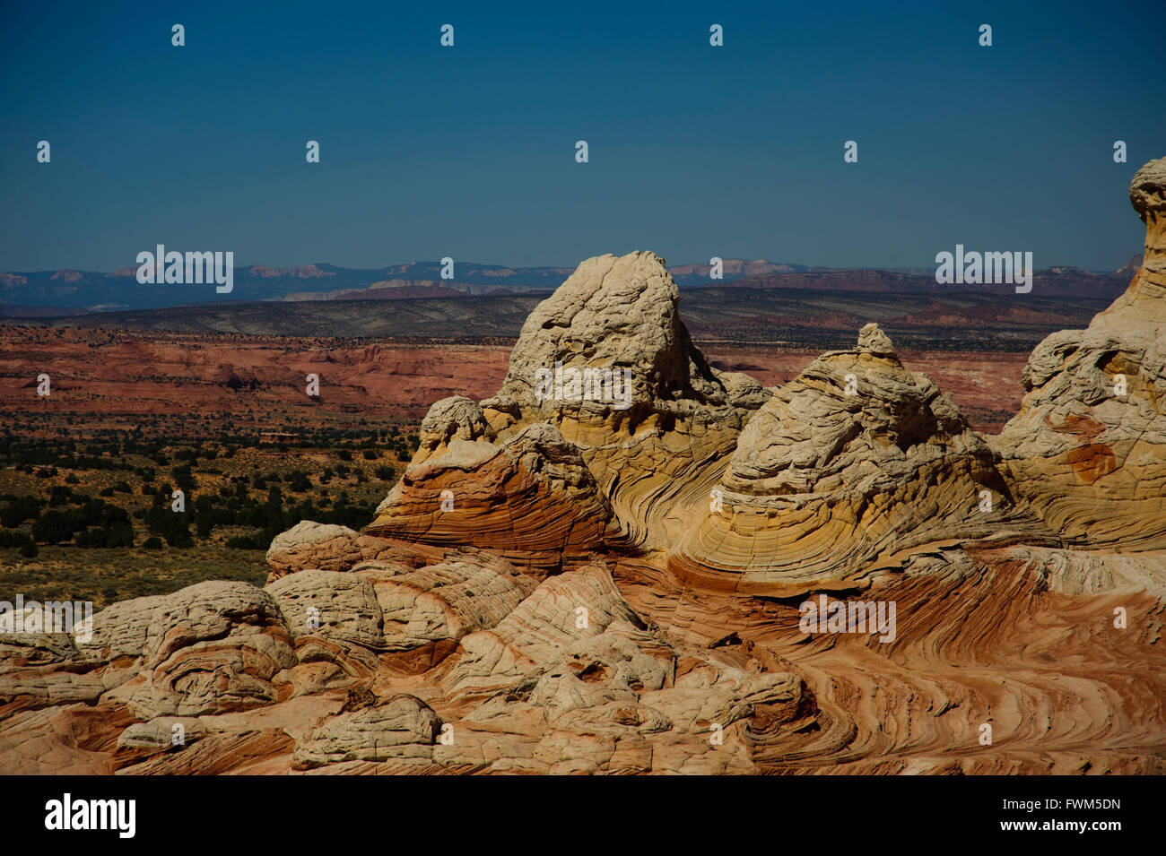 Die Felsformationen aus Sandstein Anzeichen der Erosion von Wind und Wasser in schönen visuellen Streifung heraus fließt. Stockfoto