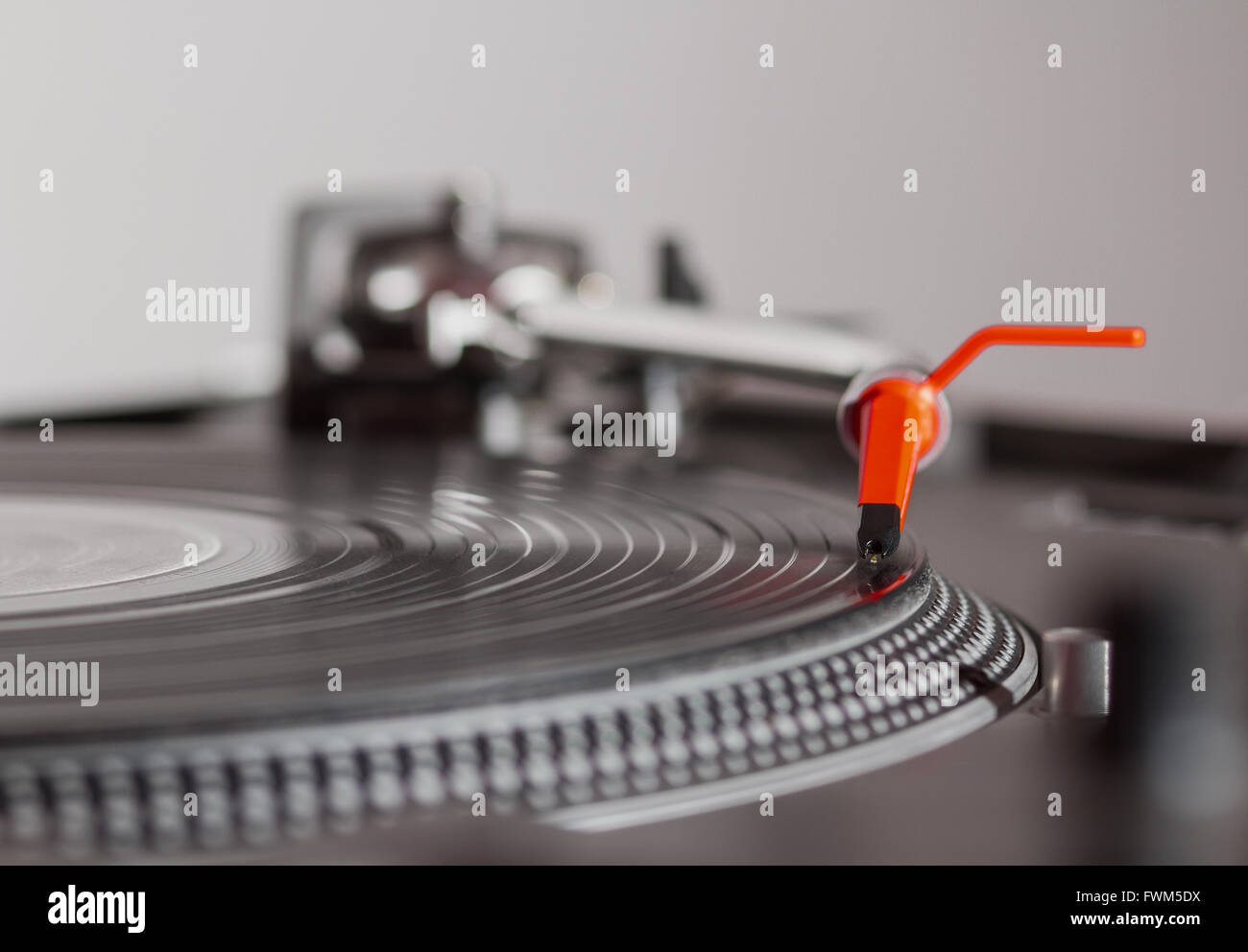Plattenspieler Vinyl-Schallplatte mit Musik zu spielen. Großaufnahme, Makro-Foto. Professionelles Audioequipment DJ, Diskothek oder audio-Enthusiasten. Stockfoto