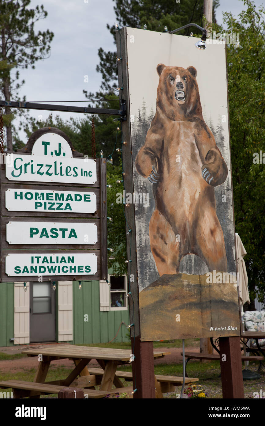 Riesigen Grizzly Bear-Zeichen vor einem Restaurant in der Northwoods auf Land O' Lakes, Wisconsin Stockfoto